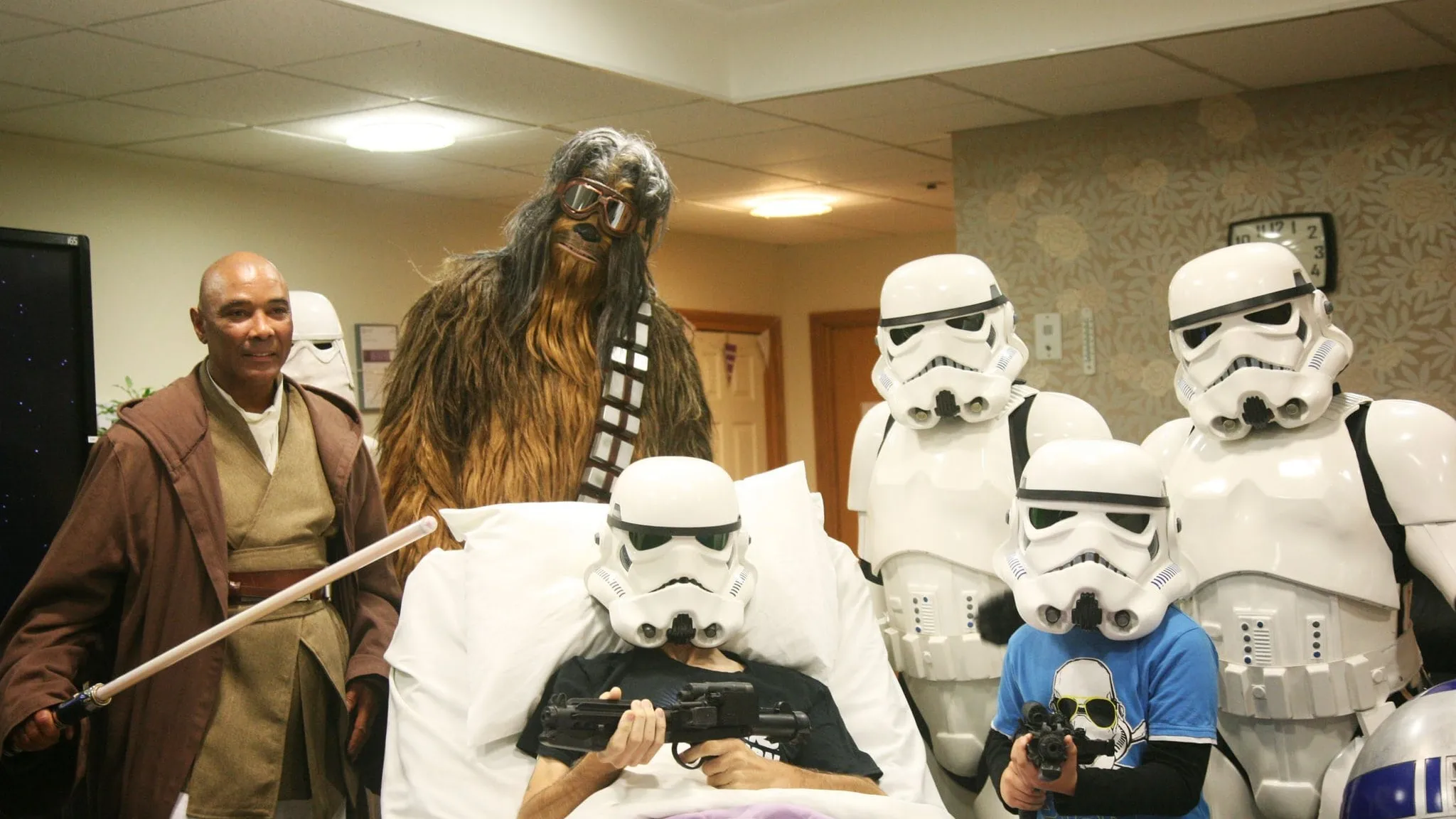 El paciente junto a su familia durante la fiesta temática que celebró el hospital para ver 'Star Wars'