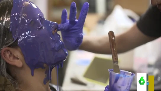 Cristina Pedroche con el molde para la figura Cristina Pedroche con el molde para la figura