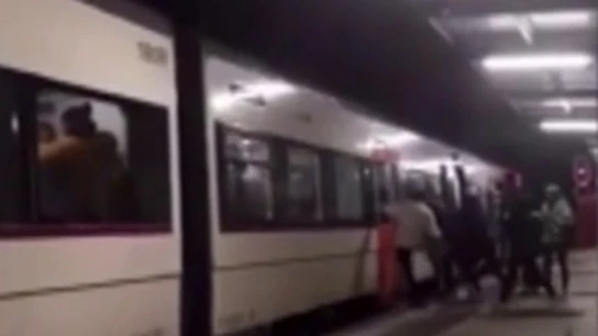 Pelea entre varios jóvenes en un tren de Pineda de Mar, en Barcelona Pelea entre varios jóvenes en un tren de Pineda de Mar, en Barcelona