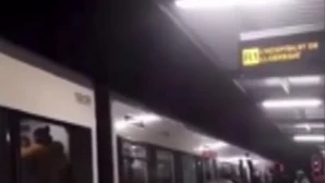 Pelea entre varios jóvenes en un tren de Pineda de Mar, en Barcelona Pelea entre varios jóvenes en un tren de Pineda de Mar, en Barcelona