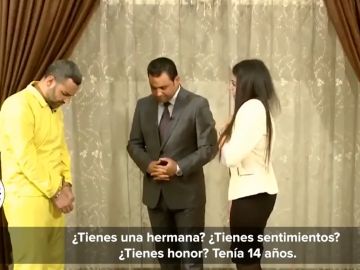 Duro cara a cara de una joven yazidí con su secuestrador tras ser violada y torturada Duro cara a cara de una joven yazidí con su secuestrador tras ser violada y torturada