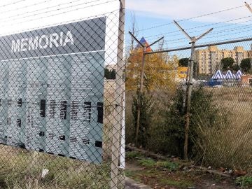 El memorial a los represaliados por el franquismo en la cárcel de Carabanchel y la valla de la cárcel tras ser arrancado El memorial a los represaliados por el franquismo en la cárcel de Carabanchel y la valla de la cárcel tras ser arrancado