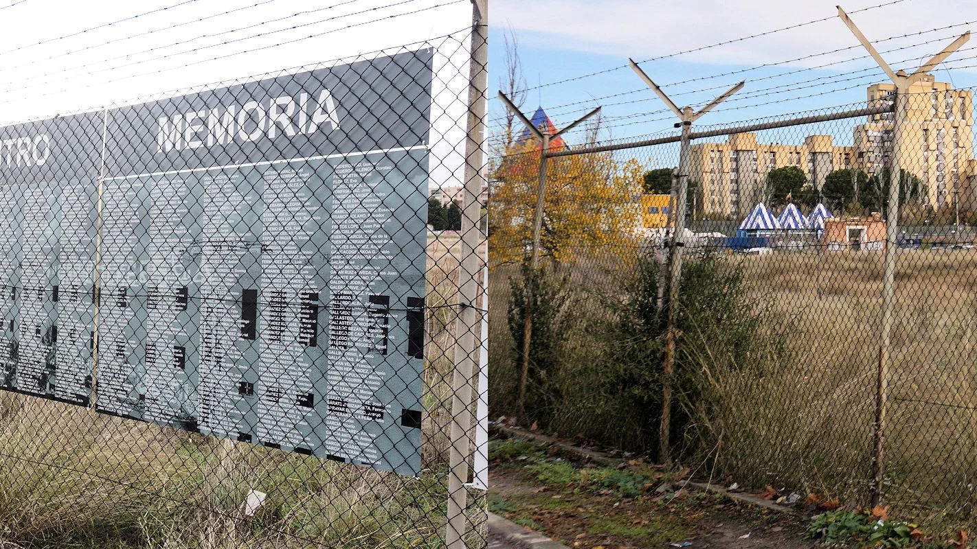 El memorial a los represaliados por el franquismo en la cárcel de Carabanchel y la valla de la cárcel tras ser arrancado