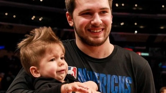 Doncic se saca una foto con el joven Kris Doncic se saca una foto con el joven Kris