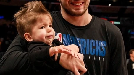 Doncic se saca una foto con el joven Kris