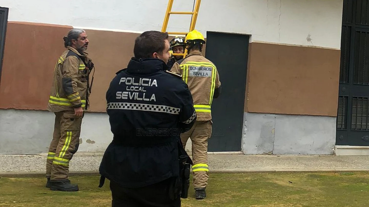 Un policía local y dos bomberos trabajando en el rescate de la menor Un policía local y dos bomberos trabajando en el rescate de la menor
