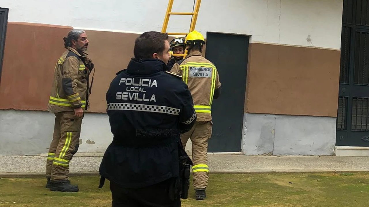 Un policía local y dos bomberos trabajando en el rescate de la menor