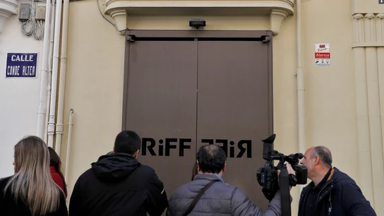 Los medios de comunicación esperan a las puertas del restaurante RiFF de València. Los medios de comunicación esperan a las puertas del restaurante RiFF de València.