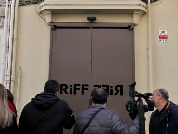Los medios de comunicación esperan a las puertas del restaurante RiFF de València. Los medios de comunicación esperan a las puertas del restaurante RiFF de València.