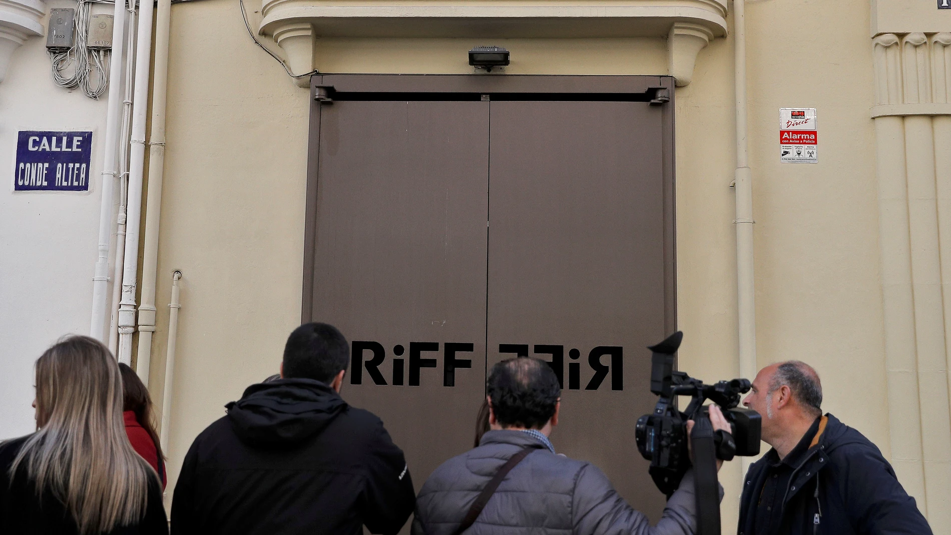 Los medios de comunicación esperan a las puertas del restaurante RiFF de València.
