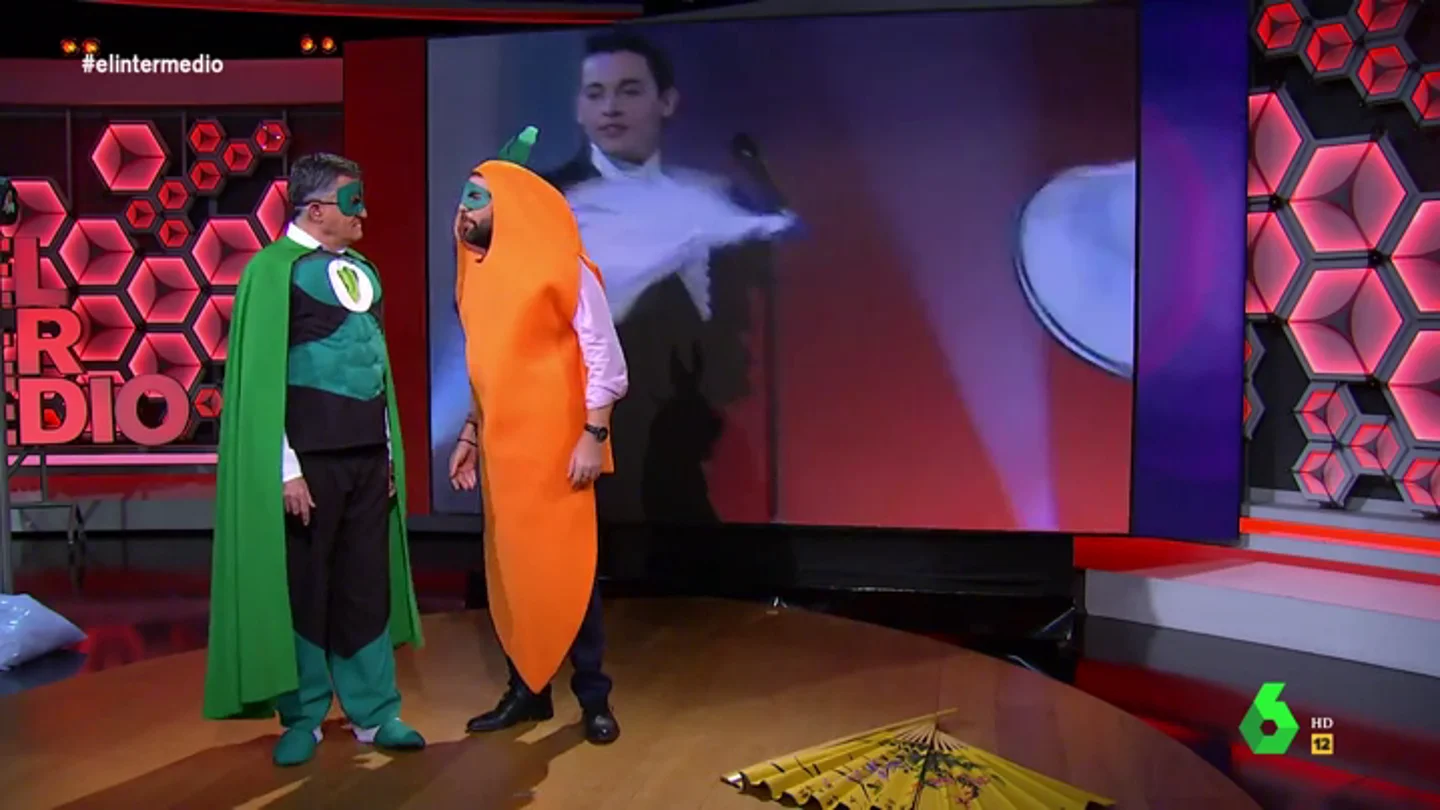 El 'enfado' de Dani Mateo con Wyoming: "¡Basta! Tengo 40 años y estoy bailando vestido de zanahoria, deberían prohibir El Intermedio" El 'enfado' de Dani Mateo con Wyoming: "¡Basta! Tengo 40 años y estoy bailando vestido de zanahoria, deberían prohibir El Intermedio"