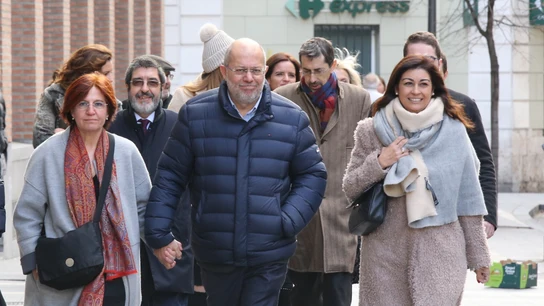 El vicepresidente de la Junta, Francisco Igea, acompañado de su esposa y de los altos cargos de la Consejería y de Ciudadanos en las Cortes, a su llegada al juzgado de instrucción número 5 de Valladolid para declarar por un presunto delito leve de amenazas El vicepresidente de la Junta, Francisco Igea, acompañado de su esposa y de los altos cargos de la Consejería y de Ciudadanos en las Cortes, a su llegada al juzgado de instrucción número 5 de Valladolid para declarar por un presunto delito leve de amenazas