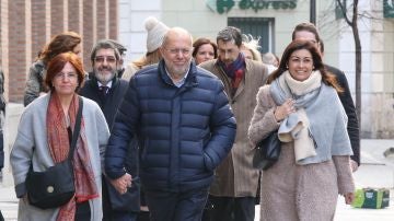 El vicepresidente de la Junta, Francisco Igea, acompañado de su esposa y de los altos cargos de la Consejería y de Ciudadanos en las Cortes, a su llegada al juzgado de instrucción número 5 de Valladolid para declarar por un presunto delito leve de amenazas 