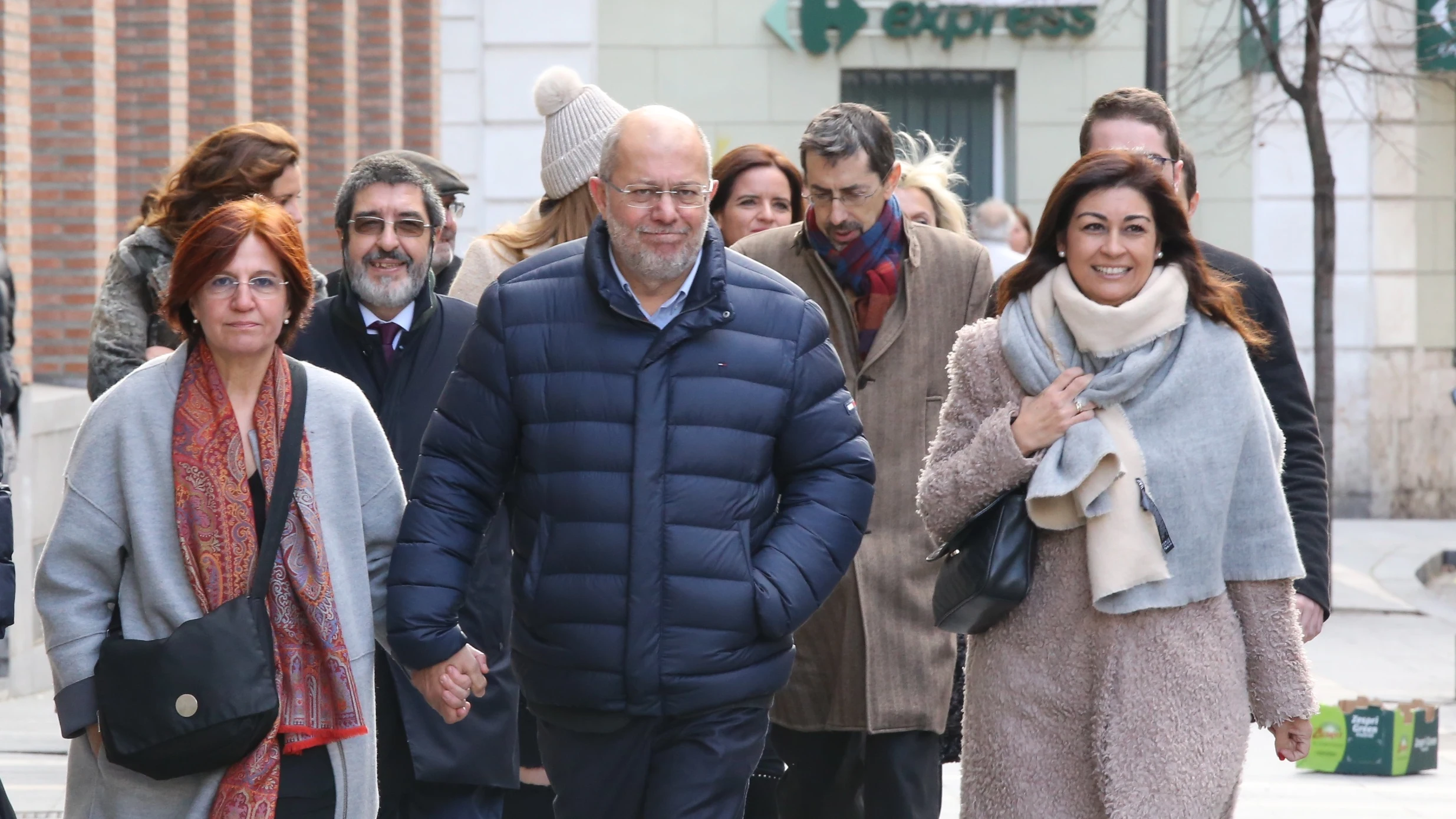 El vicepresidente de la Junta, Francisco Igea, acompañado de su esposa y de los altos cargos de la Consejería y de Ciudadanos en las Cortes, a su llegada al juzgado de instrucción número 5 de Valladolid para declarar por un presunto delito leve de amenazas 