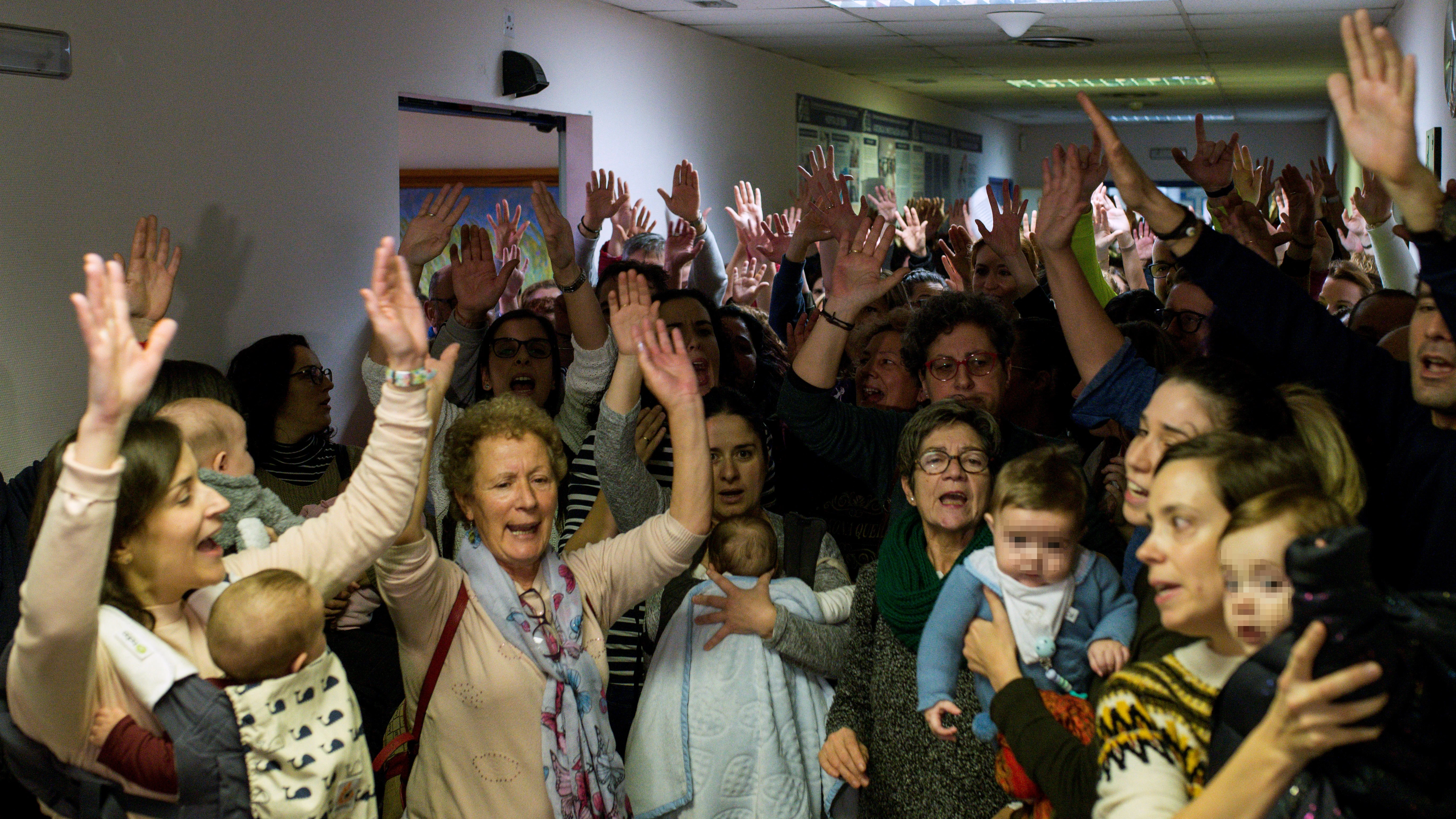 Los empleados del Hospital de Verín se encierran por la supresión del paritorio