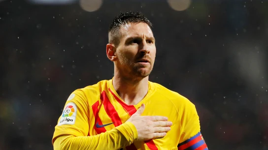 Leo Messi se toca el escudo para celebrar uno de sus goles con el Barça Leo Messi se toca el escudo para celebrar uno de sus goles con el Barça
