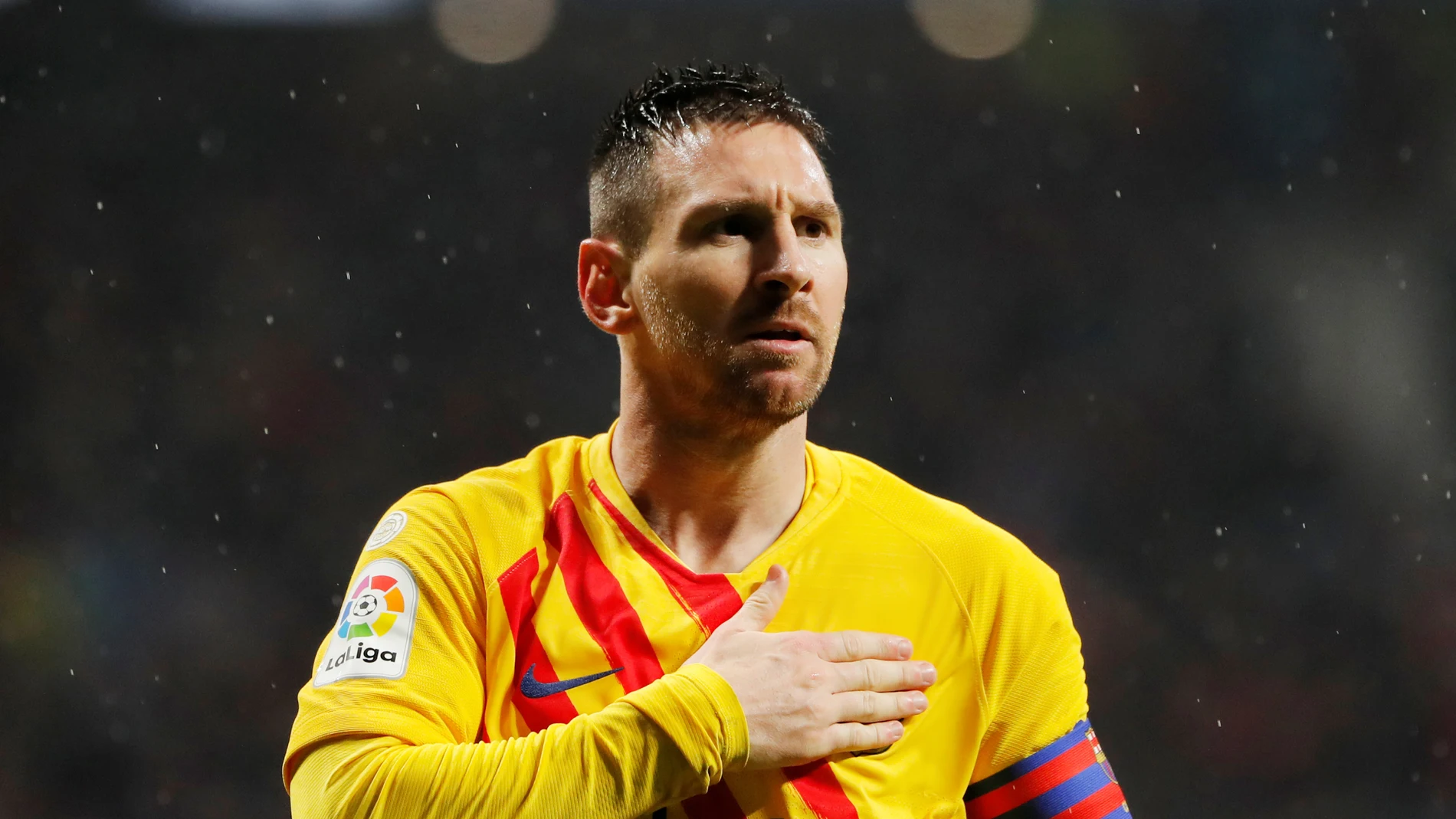 Leo Messi se toca el escudo para celebrar uno de sus goles con el Barça