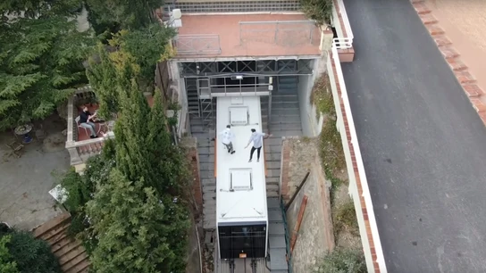 Dos jóvenes saltan a un tren en marcha en Barcelona Dos jóvenes saltan a un tren en marcha en Barcelona