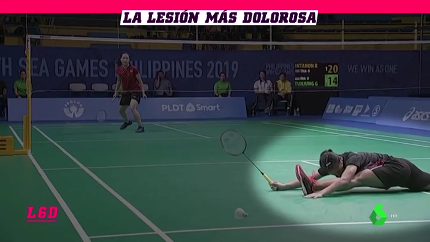 Se rompe en pleno partido de badminton: Una jugadora indonesia trató de salvar una bola pero su cuerpo no aguantantó Se rompe en pleno partido de badminton: Una jugadora indonesia trató de salvar una bola pero su cuerpo no aguantantó