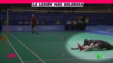 Se rompe en pleno partido de badminton: Una jugadora indonesia trató de salvar una bola pero su cuerpo no aguantantó
