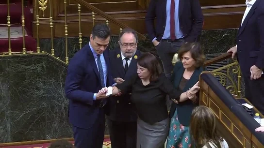 Adriana Lastra (PSOE) tropieza y cae al votar en el Congreso: sufre un esguince de tobillo Adriana Lastra (PSOE) tropieza y cae al votar en el Congreso: sufre un esguince de tobillo