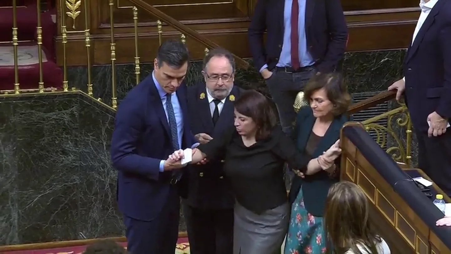 Adriana Lastra (PSOE) tropieza y cae al votar en el Congreso: sufre un esguince de tobillo Adriana Lastra (PSOE) tropieza y cae al votar en el Congreso: sufre un esguince de tobillo