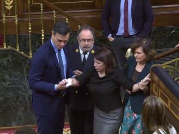 Adriana Lastra (PSOE) tropieza y cae al votar en el Congreso: sufre un esguince de tobillo Adriana Lastra (PSOE) tropieza y cae al votar en el Congreso: sufre un esguince de tobillo