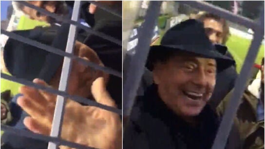 Silvio Berlusconi charla con unos aficionados