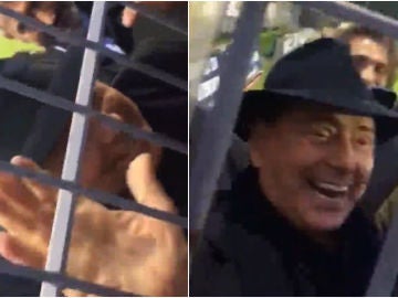 Silvio Berlusconi charla con unos aficionados Silvio Berlusconi charla con unos aficionados
