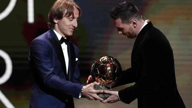 Leo Messi con Luka Modric. 