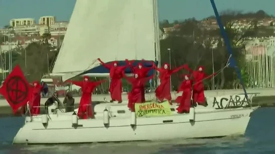 Miembros de Extinction Rebellion reciben a Greta en Lisboa Miembros de Extinction Rebellion reciben a Greta en Lisboa