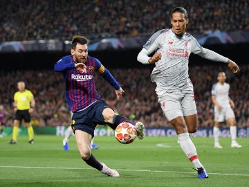 Messi intenta zafarse de Van Dijk Messi intenta zafarse de Van Dijk