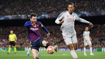 Messi intenta zafarse de Van Dijk