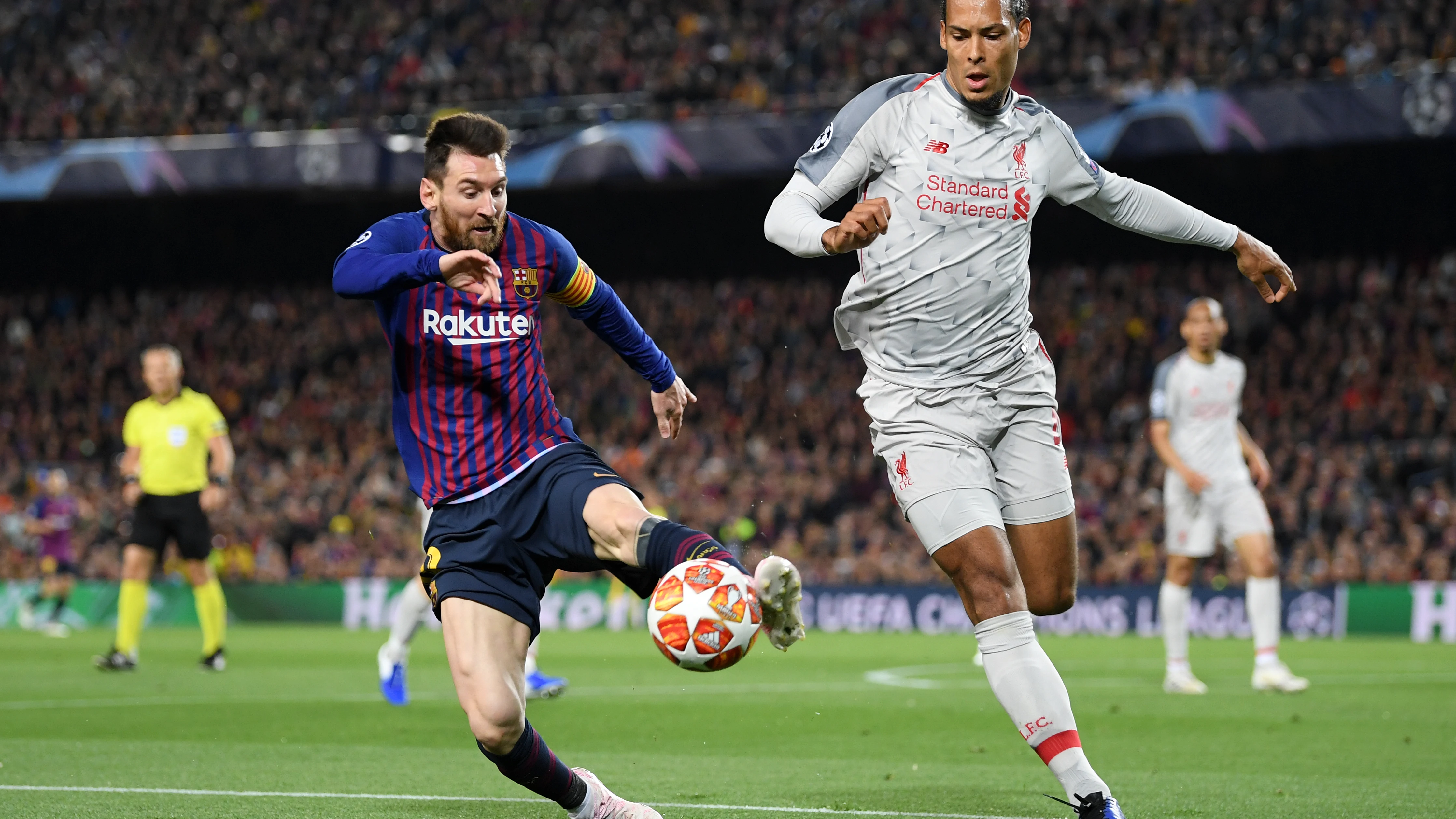 Messi intenta zafarse de Van Dijk