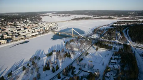 Vista aérea de Rovaniemi en invierno Vista aérea de Rovaniemi en invierno