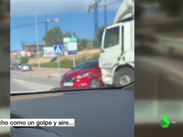 Habla el camionero que arrastró un vehículo más de medio kilómetro: "Pensaba que había reventado una rueda" Habla el camionero que arrastró un vehículo más de medio kilómetro: "Pensaba que había reventado una rueda"