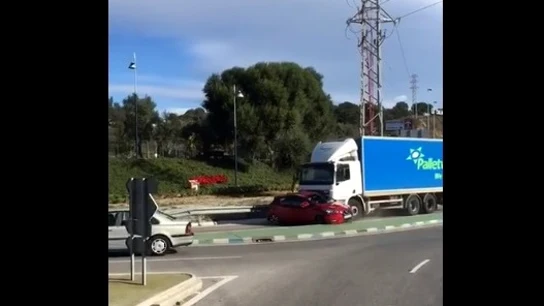 Un camión arrastra un coche Un camión arrastra un coche