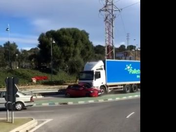 Un camión arrastra un coche Un camión arrastra un coche