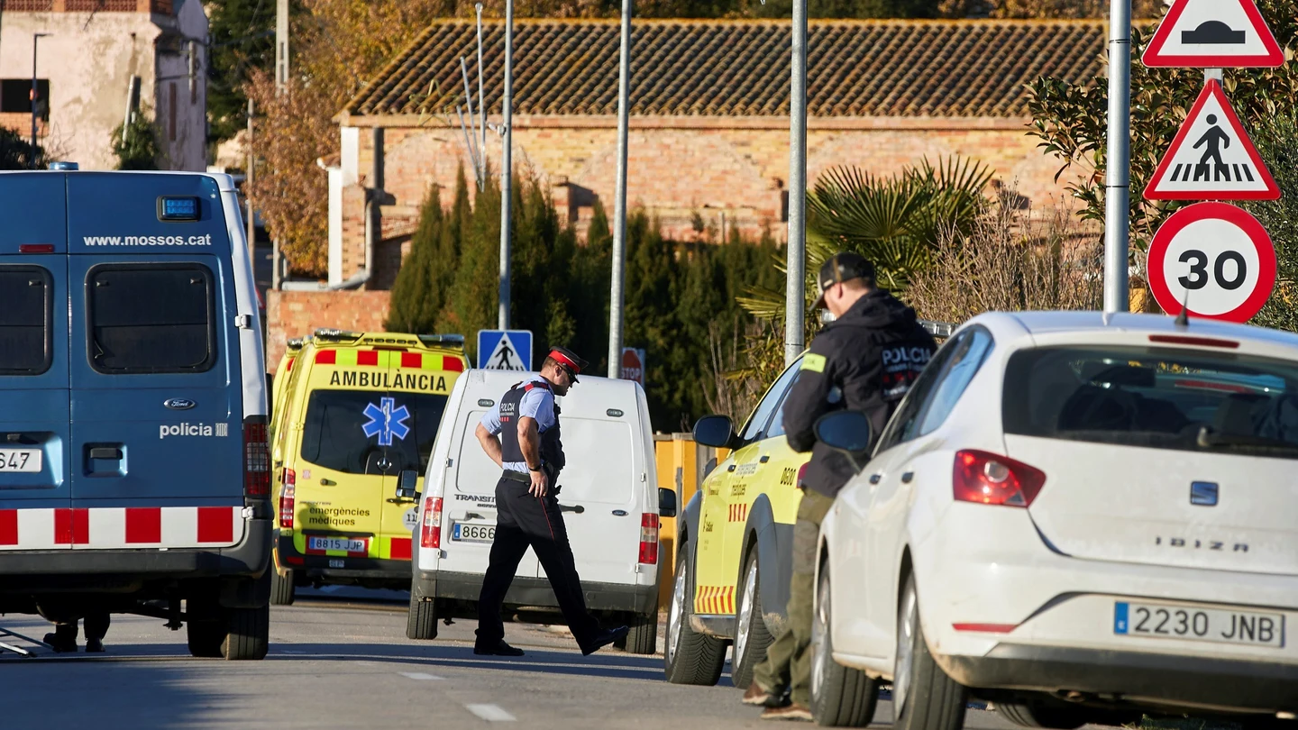 Los Mossos d'Esquadra investigan la muerte violenta de dos niñas, de 5 y 6 años de edad, en su domicilio de Vilobí d'Onyar Los Mossos d'Esquadra investigan la muerte violenta de dos niñas, de 5 y 6 años de edad, en su domicilio de Vilobí d'Onyar