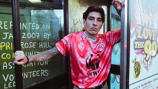 Hector Bellerín posa con la camiseta del Fondo Mundial para la Naturaleza Hector Bellerín posa con la camiseta del Fondo Mundial para la Naturaleza