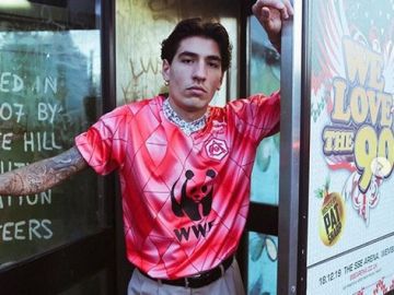 Hector Bellerín posa con la camiseta del Fondo Mundial para la Naturaleza Hector Bellerín posa con la camiseta del Fondo Mundial para la Naturaleza