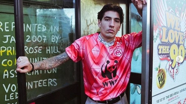 Hector Bellerín posa con la camiseta del Fondo Mundial para la Naturaleza 