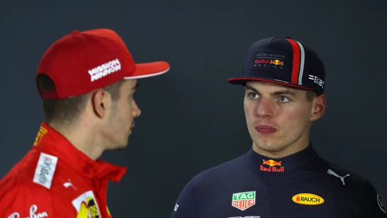 Verstappen habla con Leclerc Verstappen habla con Leclerc