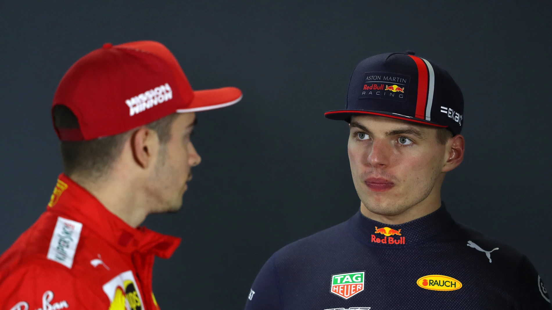 Verstappen habla con Leclerc