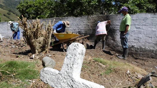 Imagen de la fosa en la que han encontrado más de 50 presuntas víctimas de falsos positivos en Colombia Imagen de la fosa en la que han encontrado más de 50 presuntas víctimas de falsos positivos en Colombia