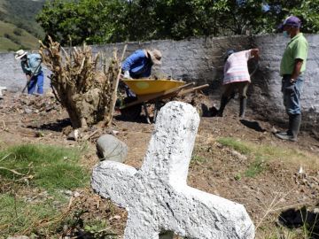 Imagen de la fosa en la que han encontrado más de 50 presuntas víctimas de falsos positivos en Colombia Imagen de la fosa en la que han encontrado más de 50 presuntas víctimas de falsos positivos en Colombia