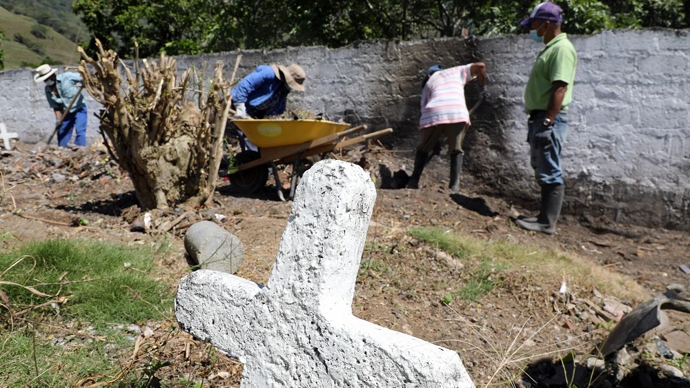 Imagen de la fosa en la que han encontrado más de 50 presuntas víctimas de falsos positivos en Colombia