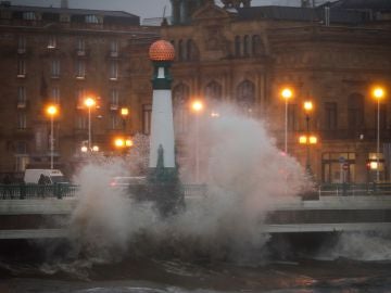 Una ola rompe comtra el puente del Kursaal de San Sebastián Una ola rompe comtra el puente del Kursaal de San Sebastián
