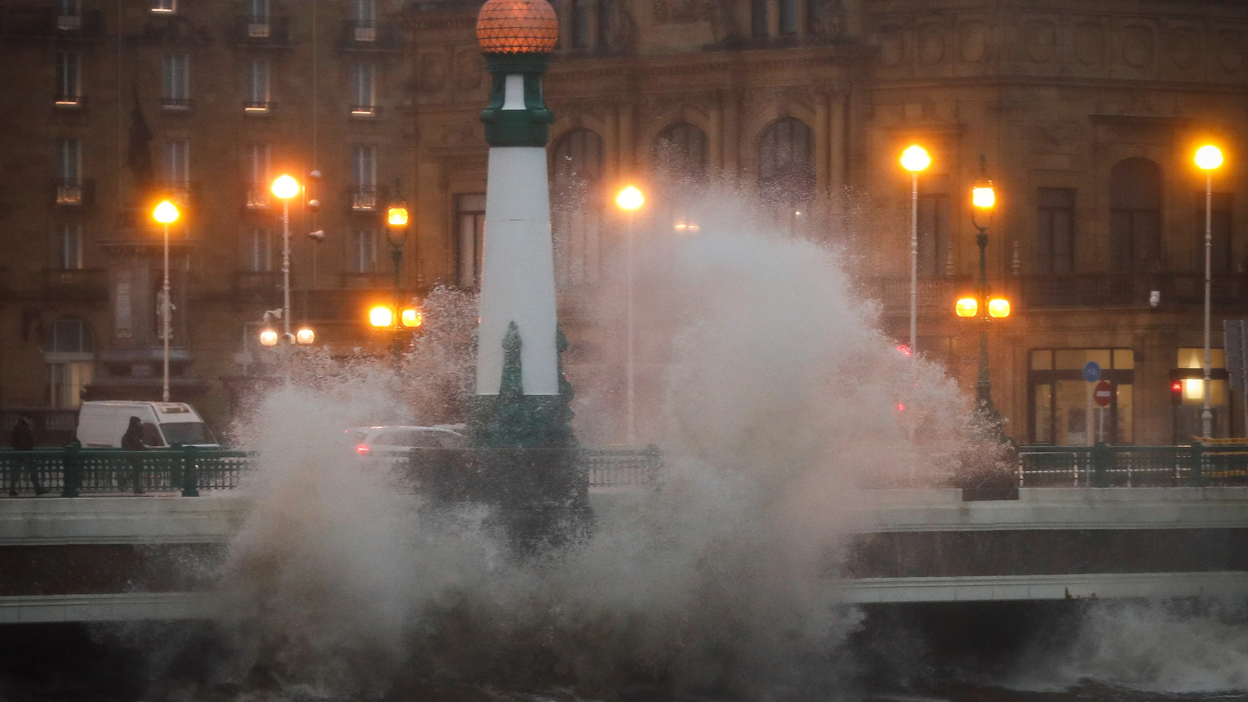 Una ola rompe comtra el puente del Kursaal de San Sebastián