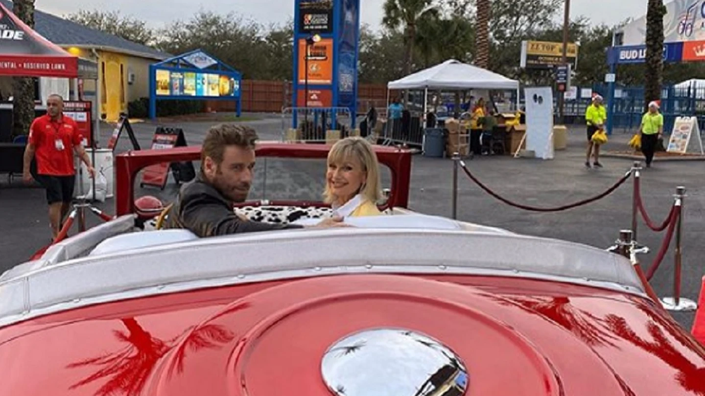 Olivia Newton-John y John Travolta vestidos como Sandy Olsson y Danny Zuko Olivia Newton-John y John Travolta vestidos como Sandy Olsson y Danny Zuko